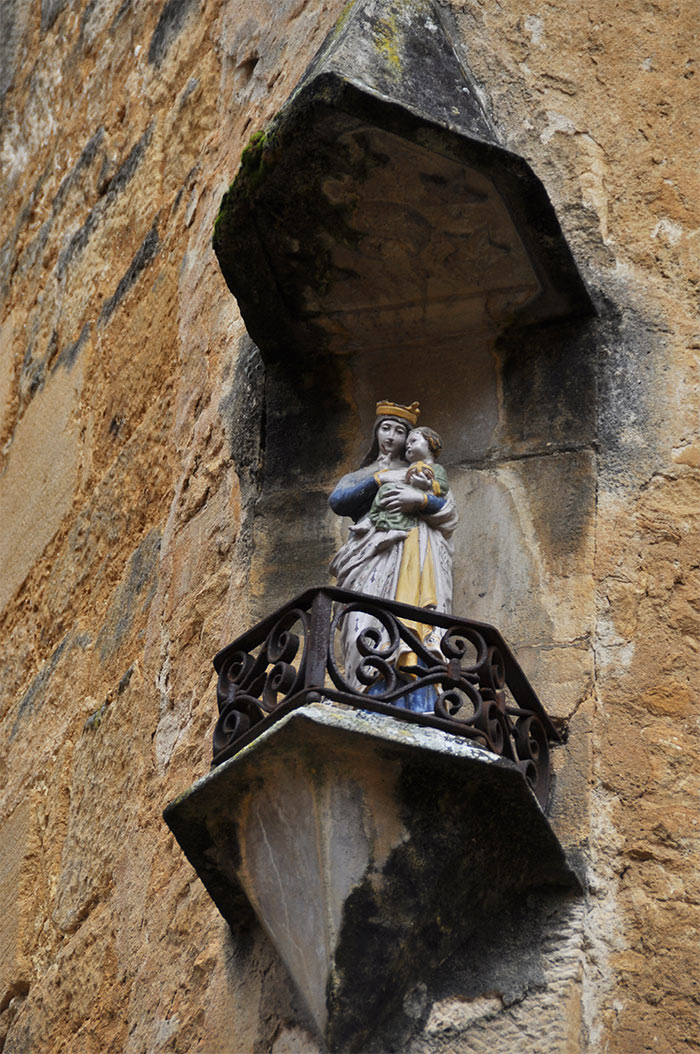 statue Vierge et enfant angle rue