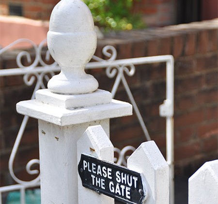 please shut the gate sign