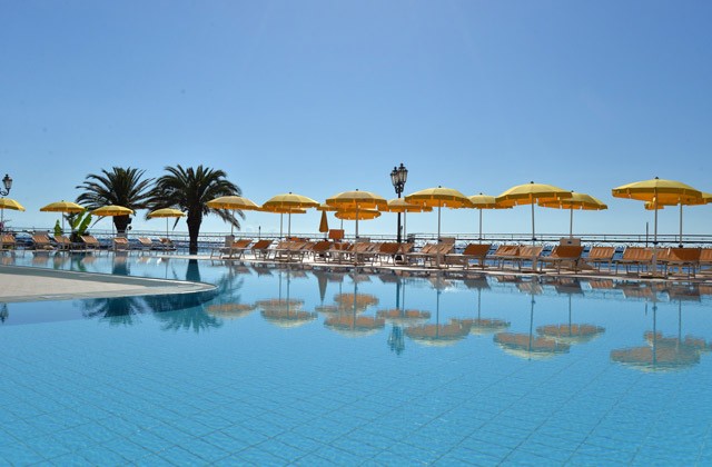 piscine hilton giardini naxos