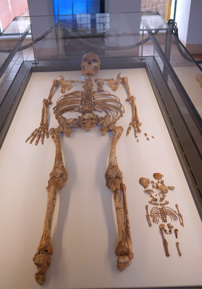 delia squelette femme enceinte ostuni