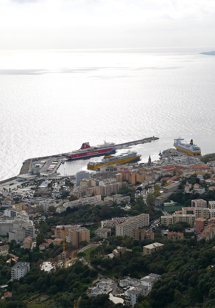 vue sur port ferries Bastia corse