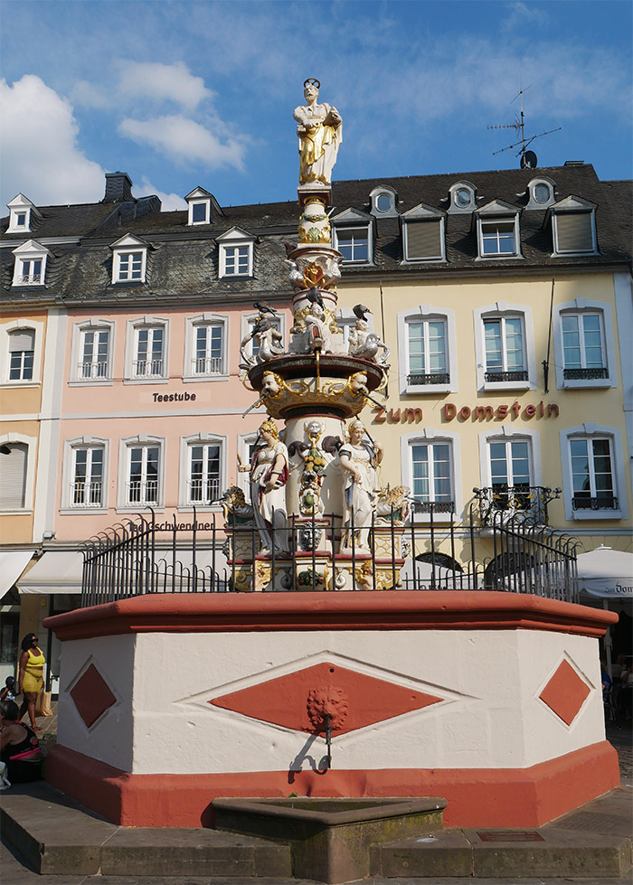 trèves allemagne fontaine petrusbrunnen
