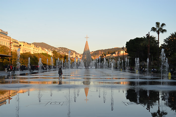 Nice promenade du paillon miroir eau